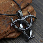 TRISKELION VIKING NECKLACE - HORNS OF ODIN